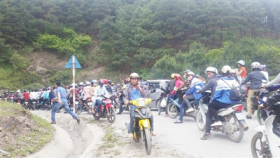 khach di ngam nui tuyet dong nghit mau son that thu