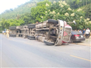 ha giang xe container de 2 o to 4 nguoi bi thuong