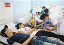 ngo doc mi tom goi hang chuc cong nhan nhap vien