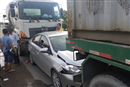 tphcm o to kep giua xe bon va xe dau keo thai phu thoat chet