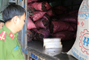 hue bat giu o to van chuyen 1200 bao thuoc la lau trong bao tai than