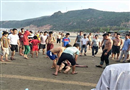 thuong tam vo mang thai bi song bien cuon chong boi ra cuu roi tu vong