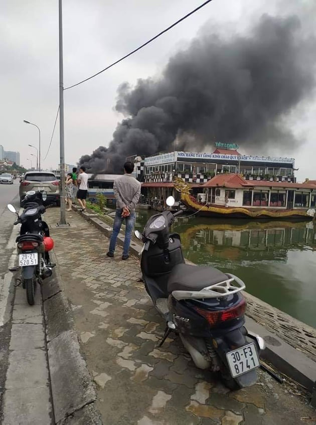 Nhà hàng nổi bỏ hoang bốc cháy ở Hồ Tây
