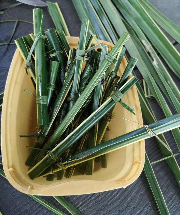 Ý tưởng quán cà phê làm ống hút bằng lá dừa thân thiện với môi trường