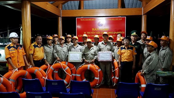Xuyên đêm cứu 16 ngư dân gặp nạn trên biển Hoàng Sa
