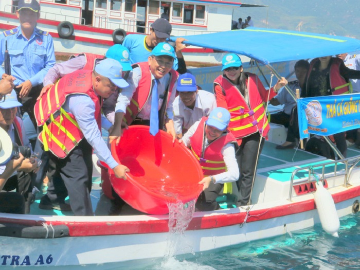 Trồng cây, thả cá nhằm bảo vệ môi trường tại đảo Đông Tằm