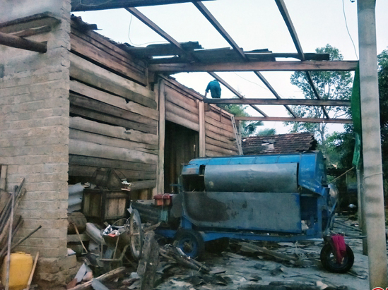 Hà Tĩnh: Mưa lớn kèm lốc xoáy, nhiều nhà dân bị tốc mái