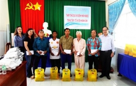 nhung tam long thien nguyen va ban tay nhan ai