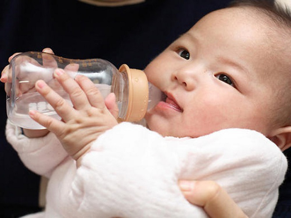 Nghệ An: Uống nhầm nước sôi, bé 19 tháng tuổi tử vong
