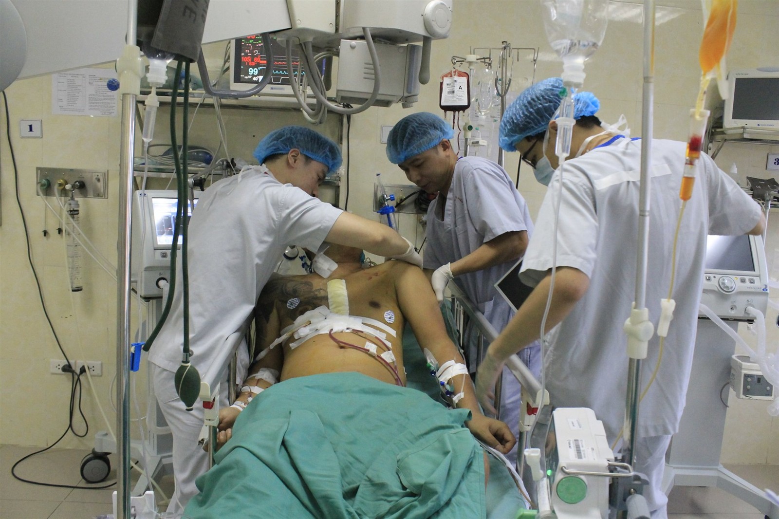 Cứu sống bệnh nhân vỡ tim dọa tử vong do tai nạn giao thông trong gang tấc
