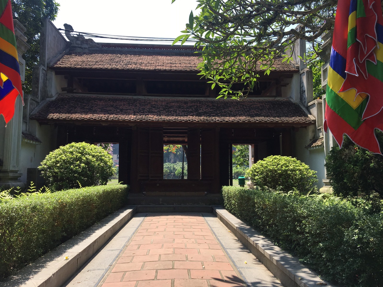 Cố đô Hoa Lư thu hút khách du lịch bằng giá trị văn hóa đặc