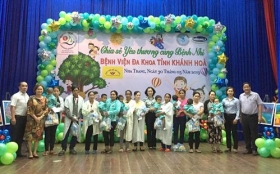 khanh hoa trao 150 suat qua cho benh nhi nhan ngay quoc te thieu nhi