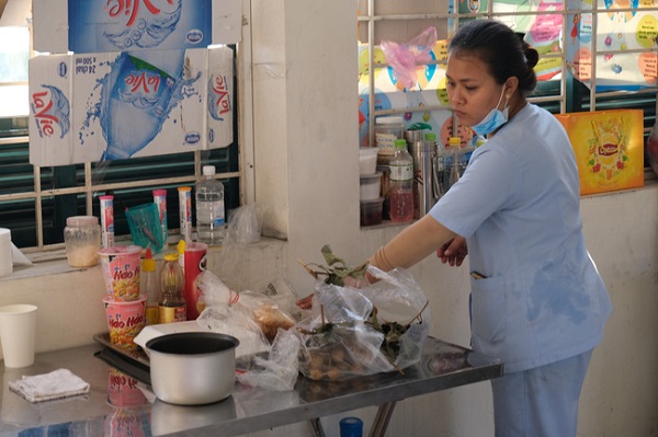 Nữ lao công trong khu cách ly theo dõi bệnh nhân tái dương tính ở TP. HCM: Nhớ gia đình nhưng về chưa được