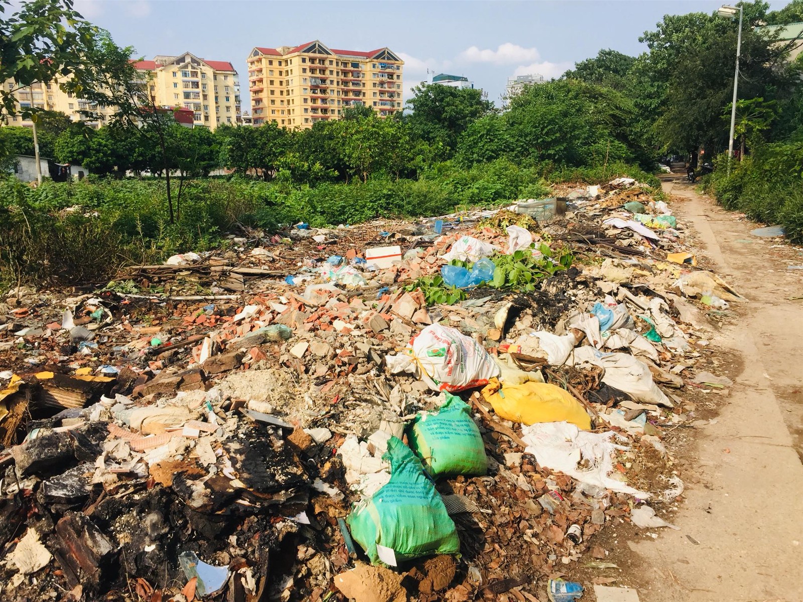 Phường Định Công (Hà Nội): Người dân “sống chung” với rác