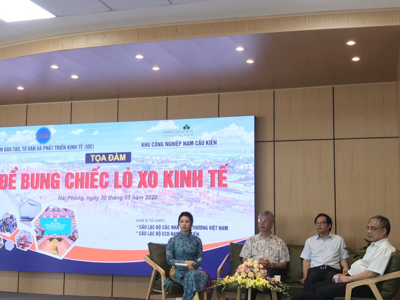 Để bung chiếc lò xo kinh tế