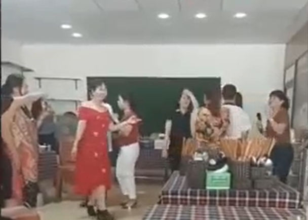 H&agrave; Tĩnh: Xuất hiện nh&oacute;m người tụ tập, bất chấp quy định ph&ograve;ng, chống dịch Covid-19 