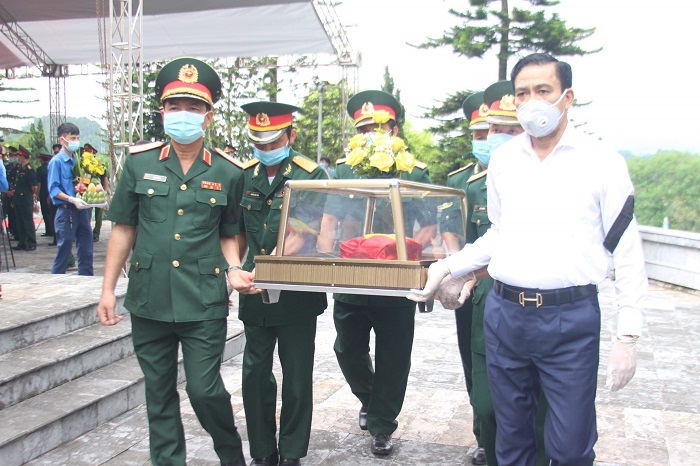 Hà Tĩnh: An táng 11 liệt sĩ quân tình nguyện và chuyên gia Việt Nam hy sinh tại Lào