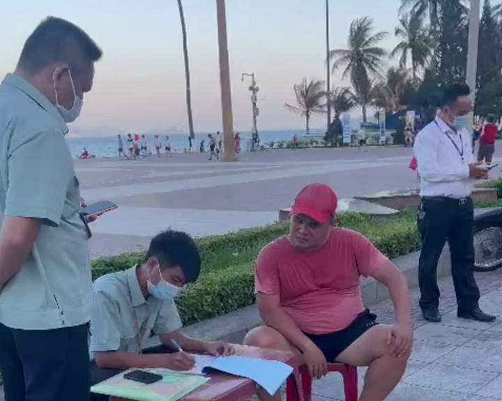 Nha Trang xử l&yacute; nghi&ecirc;m c&aacute;c trường hợp vi phạm kh&ocirc;ng đeo khẩu trang nơi c&ocirc;ng cộng