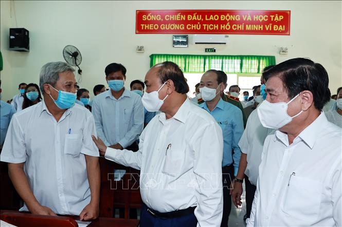 Chủ tịch nước Nguyễn Xuân Phúc tiếp xúc cử tri TP Hồ Chí Minh