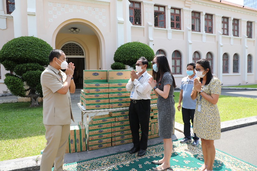 Công ty con của Vinamilk tại Campuchia tặng 48.000 hộp sữa cho trẻ em và người dân nước bạn trong đại dịch