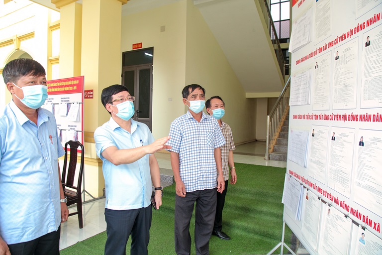 Chủ tịch UBND tỉnh Vĩnh Phúc kiểm tra công tác bầu cử tại huyện Vĩnh Tường