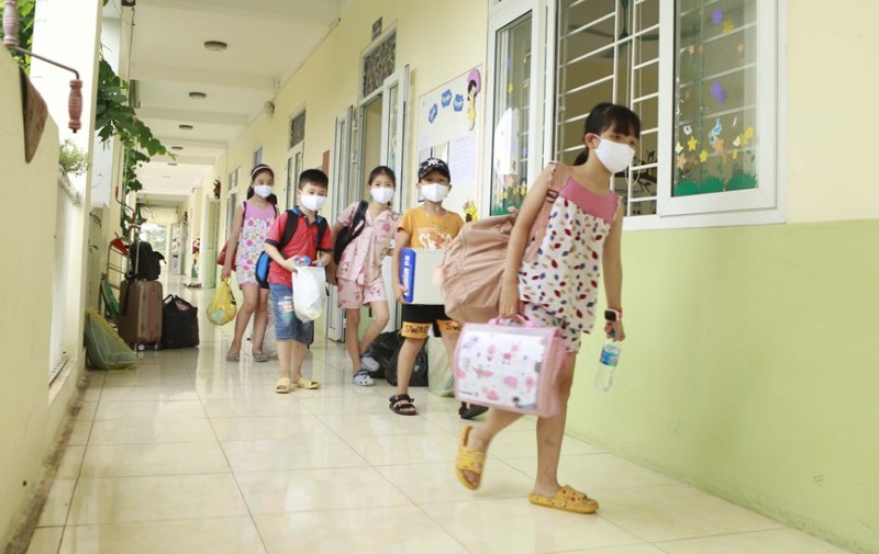 141 học sinh v&agrave; gi&aacute;o vi&ecirc;n tại Vĩnh Ph&uacute;c ho&agrave;n th&agrave;nh c&aacute;ch ly, vui mừng trở về nh&agrave;