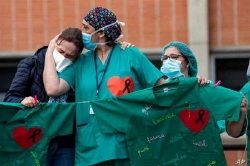 who it nhat 115000 nhan vien y te da tu vong vi covid 19