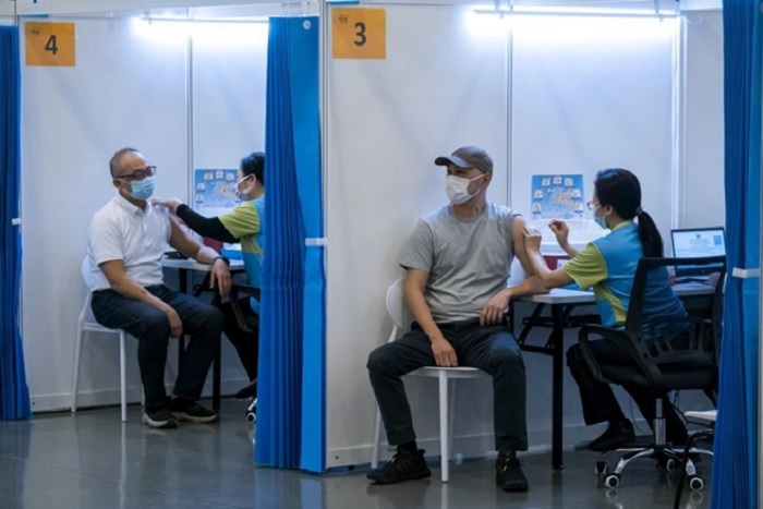 Hông Kông thừa vaccine do thiếu người tiêm