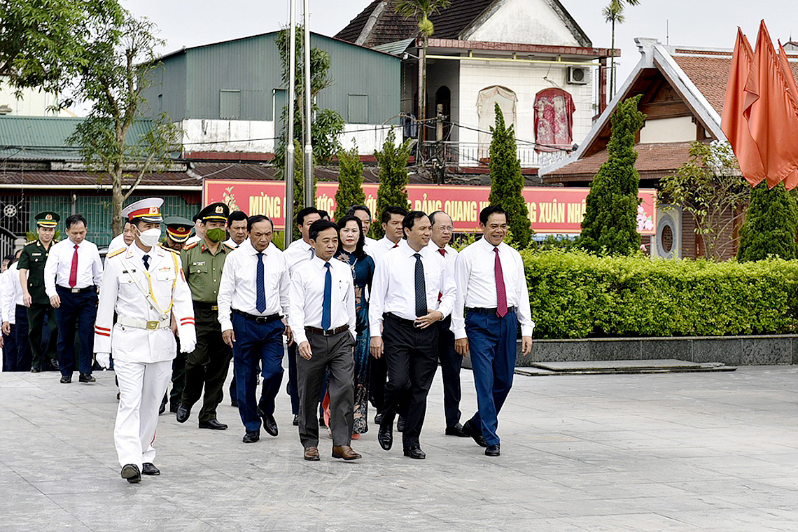 Kỷ niệm 132 năm ngày sinh Chủ tịch Hồ Chí Minh: Đoàn lãnh đạo tỉnh Hà Tĩnh đã đến dâng hương tưởng niệm tại Khu lưu niệm Bác Hồ 