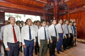 ky niem 132 nam ngay sinh chu tich ho chi minh doan lanh dao tinh ha tinh da den dang huong tuong niem tai khu luu niem bac ho