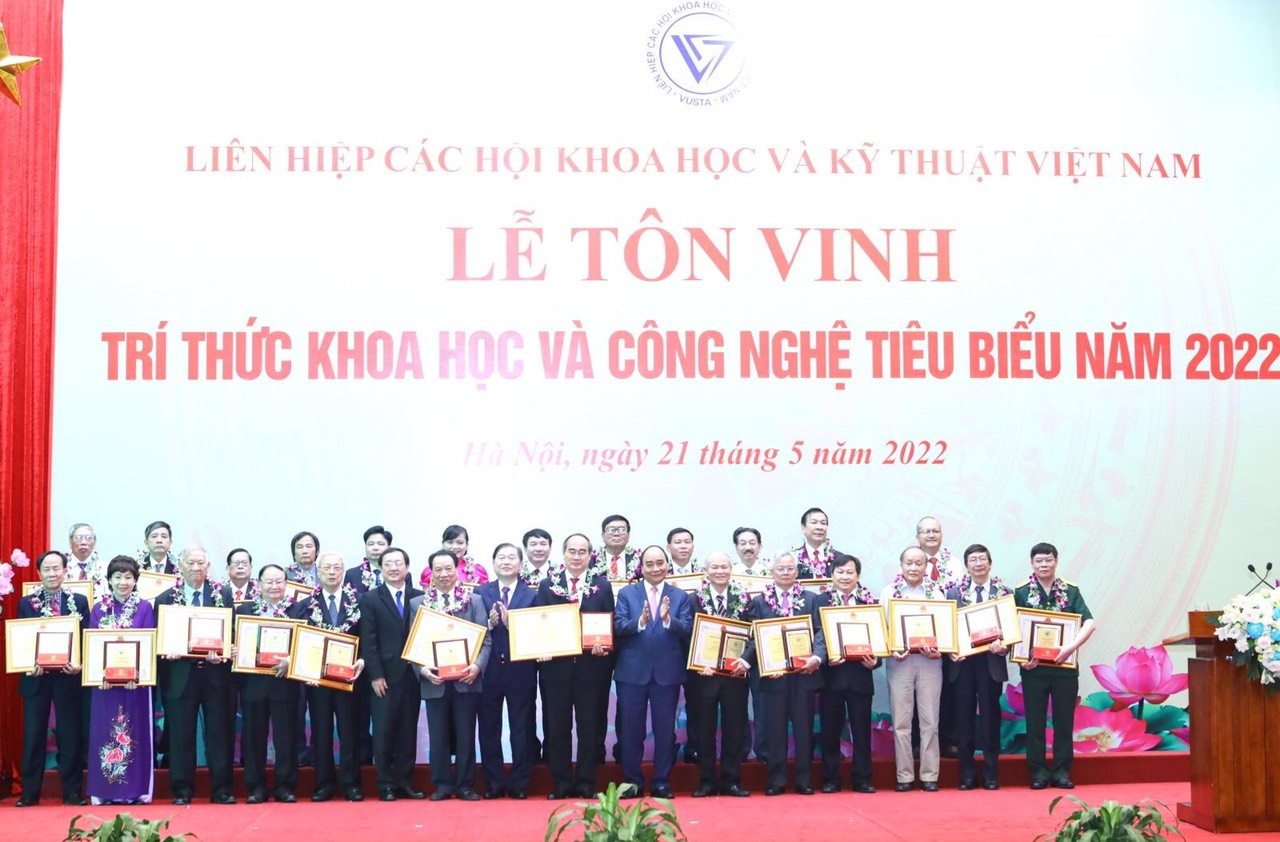 Chủ tịch nước Nguyễn Xuân Phúc dự  lễ tôn vinh trí thức khoa học và công nghệ tiêu biểu năm 2022