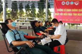 hon 400 can bo va hoc vien truong si quan khong quan tham gia hien mau tinh nguyen