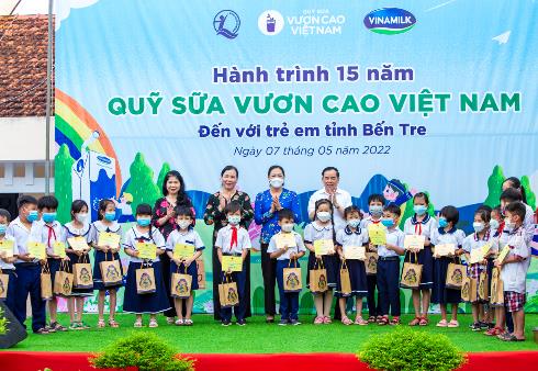 H&agrave;nh tr&igrave;nh năm thứ 15 của quỹ sữa vươn cao Việt Nam khởi động, mang sữa đến cho 21.000 trẻ em