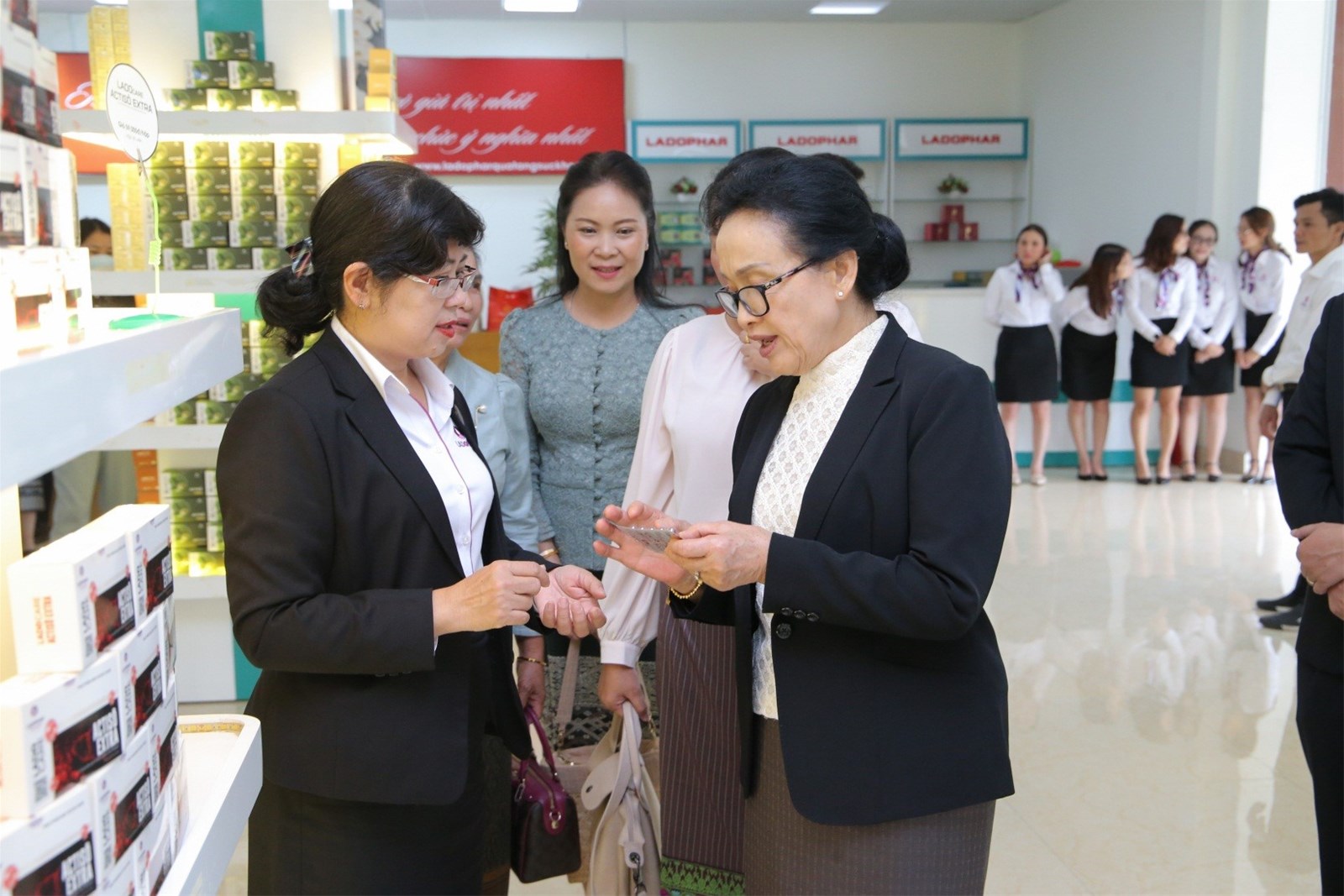 Chuyến thăm của ph&aacute;i đo&agrave;n ngoại giao L&agrave;o v&agrave; lễ k&yacute; kết hợp t&aacute;c mở rộng v&ugrave;ng trồng dược liệu chiến lược