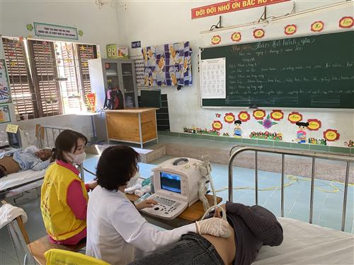 Khoảng 700 người dân được khám bệnh và phát thuốc miễn phí