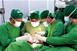 phau thuat thanh cong ca vo xuong ba vai va da chan thuong khac