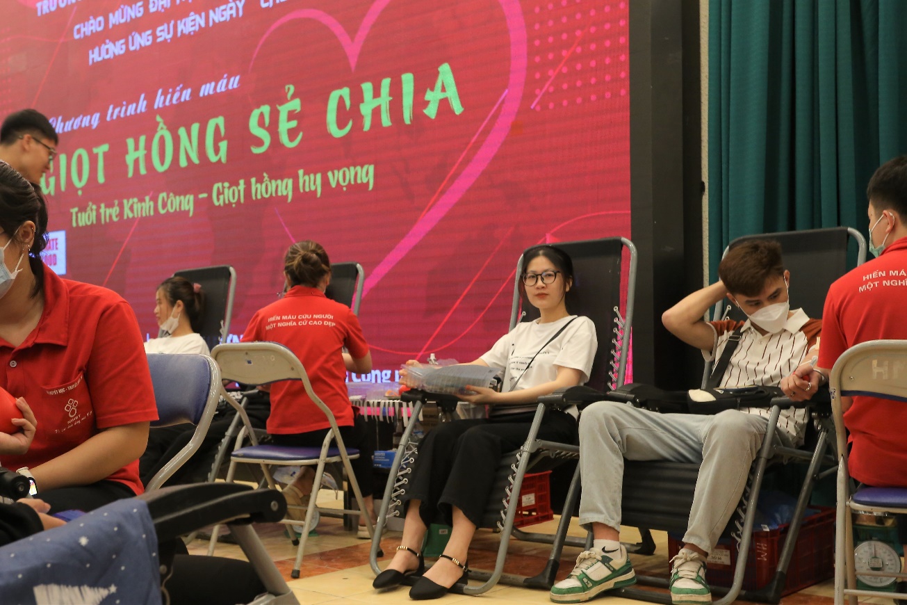 Sinh viên Trường Đại học Kinh doanh và Công nghệ Hà Nội tham gia Chương trình hiến máu nhân đạo “ Giọt hồng sẻ chia”