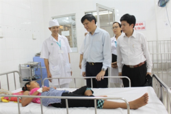 thu truong bo y te nguyen thanh long kiem tra cong tac phong chong dich benh tai tinh vinh long