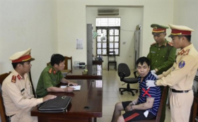 bat giu doi tuong van chuyen 6000 vien hong phien
