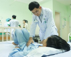 vinh long treo cay hai nhan be trai 13 tuoi nga vo la lach