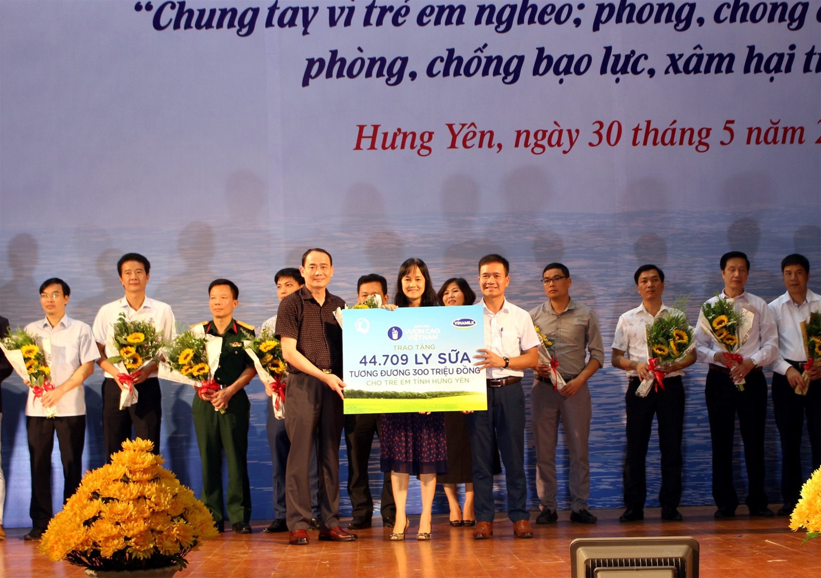 Quỹ sữa Vươn cao Việt Nam v&agrave; Vinamilk chung tay v&igrave; trẻ em Hưng Y&ecirc;n