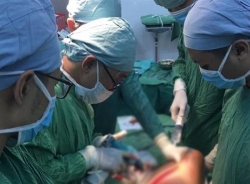 mo chinh truc va ket hop xuong dui trai bang dinh noi tuy kuntcher cho benh nhan xuong thuy tinh