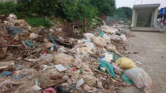 H&agrave; Nội: Tuyến đường Nguyễn Xiển biến th&agrave;nh b&atilde;i tập kết r&aacute;c thải...
