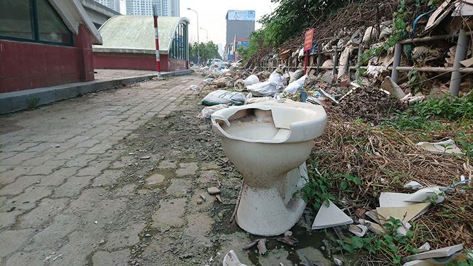 H&agrave; Nội: Tuyến đường Nguyễn Xiển biến th&agrave;nh b&atilde;i tập kết r&aacute;c thải...