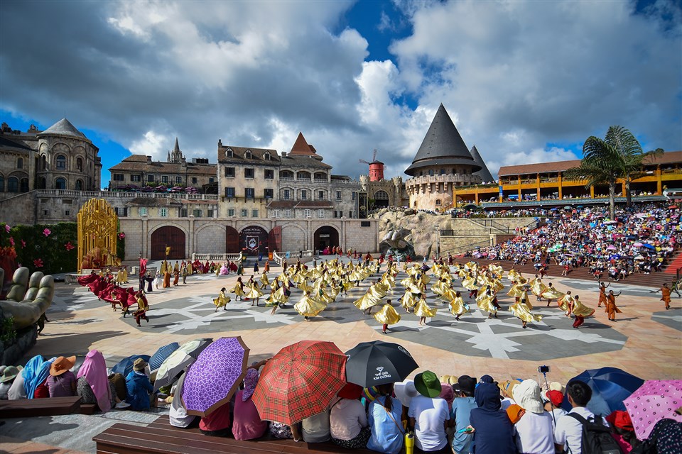 Chi&ecirc;m ngưỡng những bộ trang phục cầu kỳ được &ldquo;thửa ri&ecirc;ng&rdquo; cho Vũ hội &Aacute;nh Dương