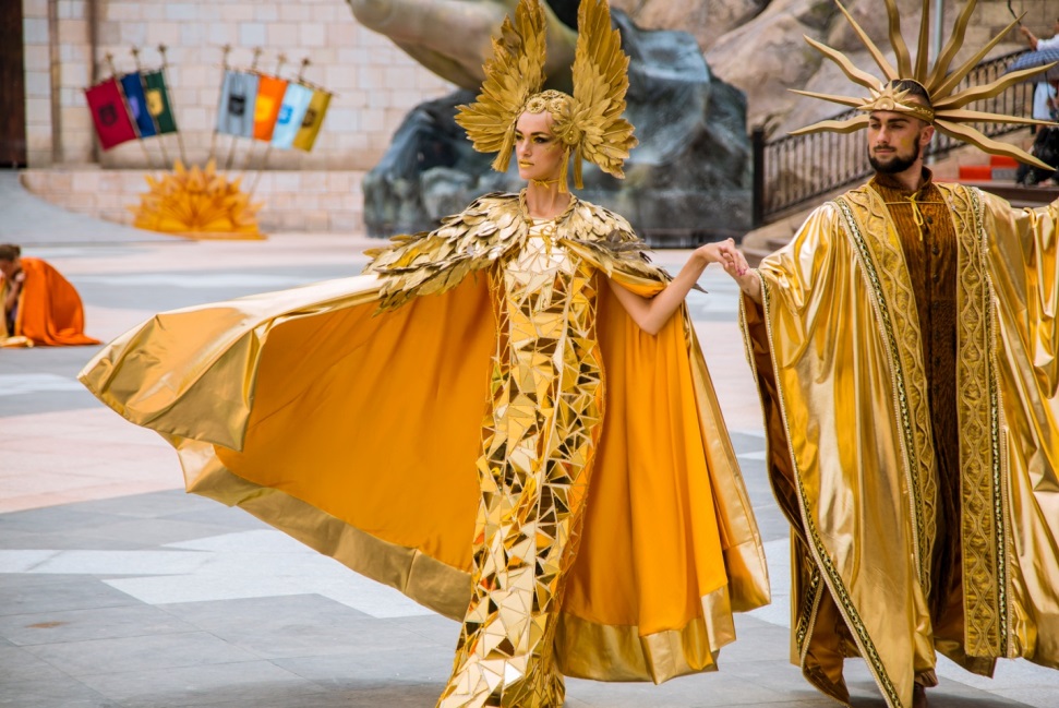 Chi&ecirc;m ngưỡng những bộ trang phục cầu kỳ được &ldquo;thửa ri&ecirc;ng&rdquo; cho Vũ hội &Aacute;nh Dương