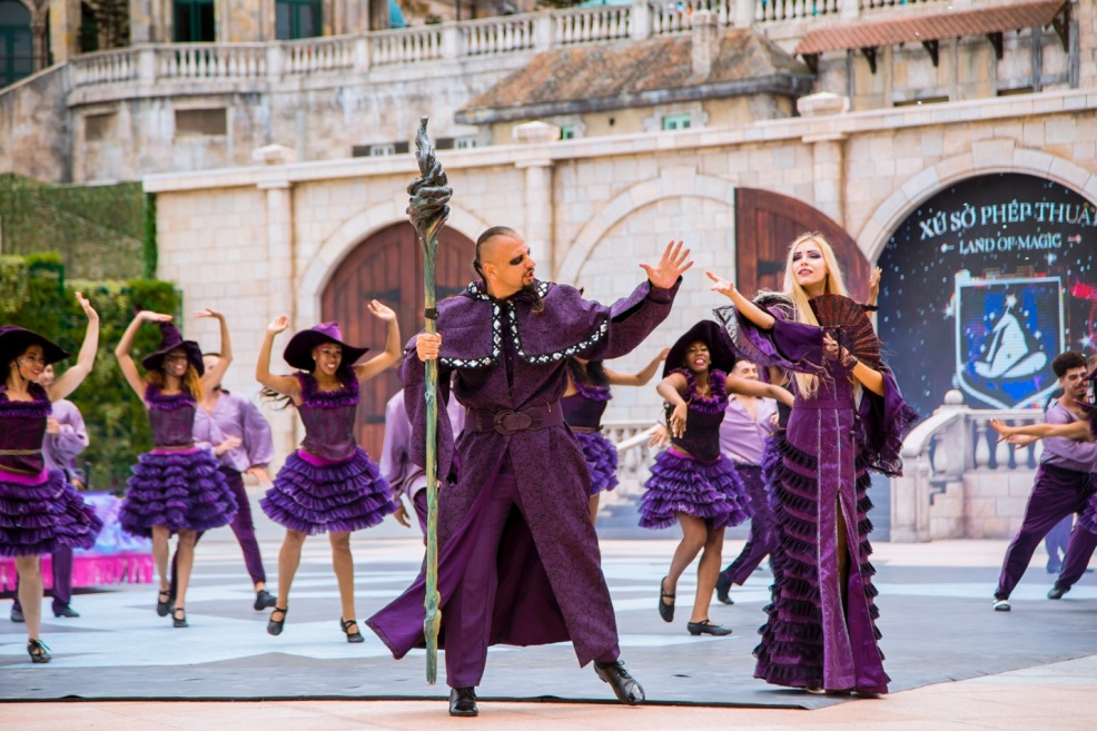 Chi&ecirc;m ngưỡng những bộ trang phục cầu kỳ được &ldquo;thửa ri&ecirc;ng&rdquo; cho Vũ hội &Aacute;nh Dương