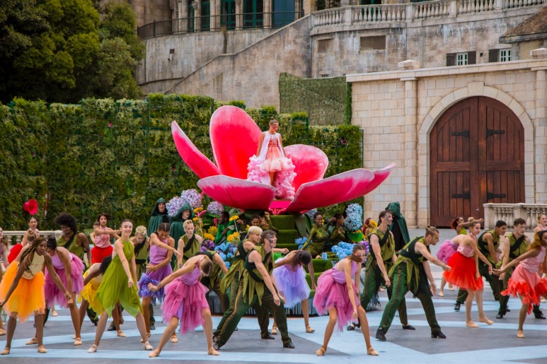 Chi&ecirc;m ngưỡng những bộ trang phục cầu kỳ được &ldquo;thửa ri&ecirc;ng&rdquo; cho Vũ hội &Aacute;nh Dương