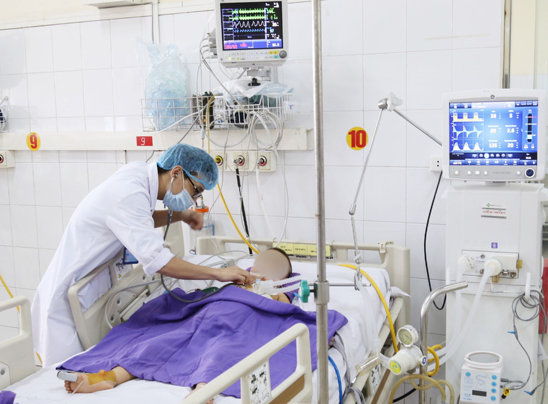 Quảng Ninh: Xuy&ecirc;n đ&ecirc;m cứu sống b&eacute; trai bị đứt phế quản