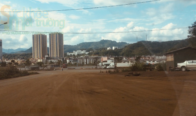 L&agrave;o Cai: Bụi đất d&agrave;y đặc &lsquo;bao v&acirc;y&rsquo; cửa khẩu Kim Th&agrave;nh, ch&iacute;nh quyền ở đ&acirc;u?